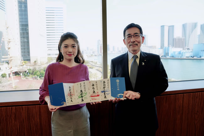 一般社団法人日本旅客船協会 会長 山崎潤一氏と船旅アンバサダーの小林希氏。公式船印帳を持って